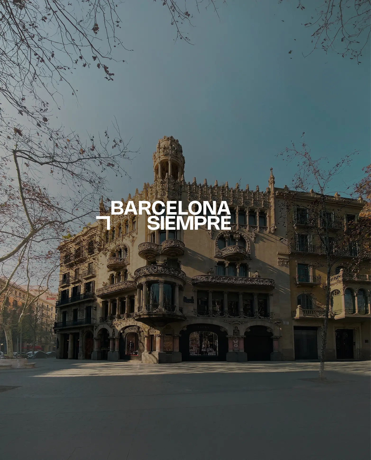 Una fachada modernista con el texto Barcelona siempre en el centro.