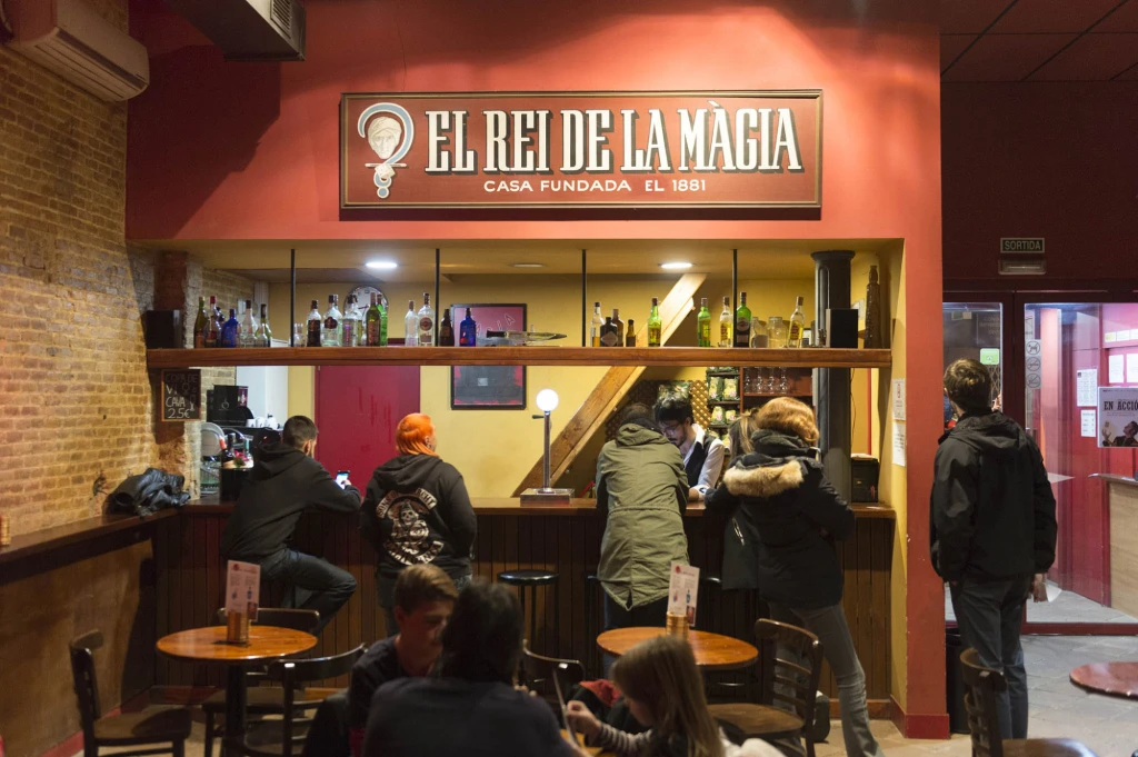 Se ve un bar con un letrero que dice 