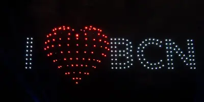 Luces LED forman una figura luminosa con el texto “I LOVE BCN” en la oscuridad.