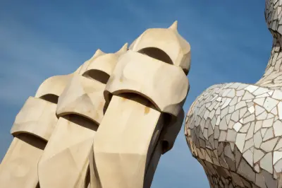 Se ve un detalle escultórico de la fachada de La Pedrera contra el cielo azul.