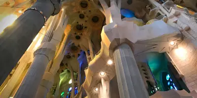 Vista interior de la Sagrada Família amb columnes altes i arcs decorats.