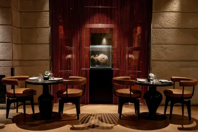 Una imagen que muestra una decoración moderna en un espacio interior, con detalles en tonos neutros y un estilo contemporáneo.