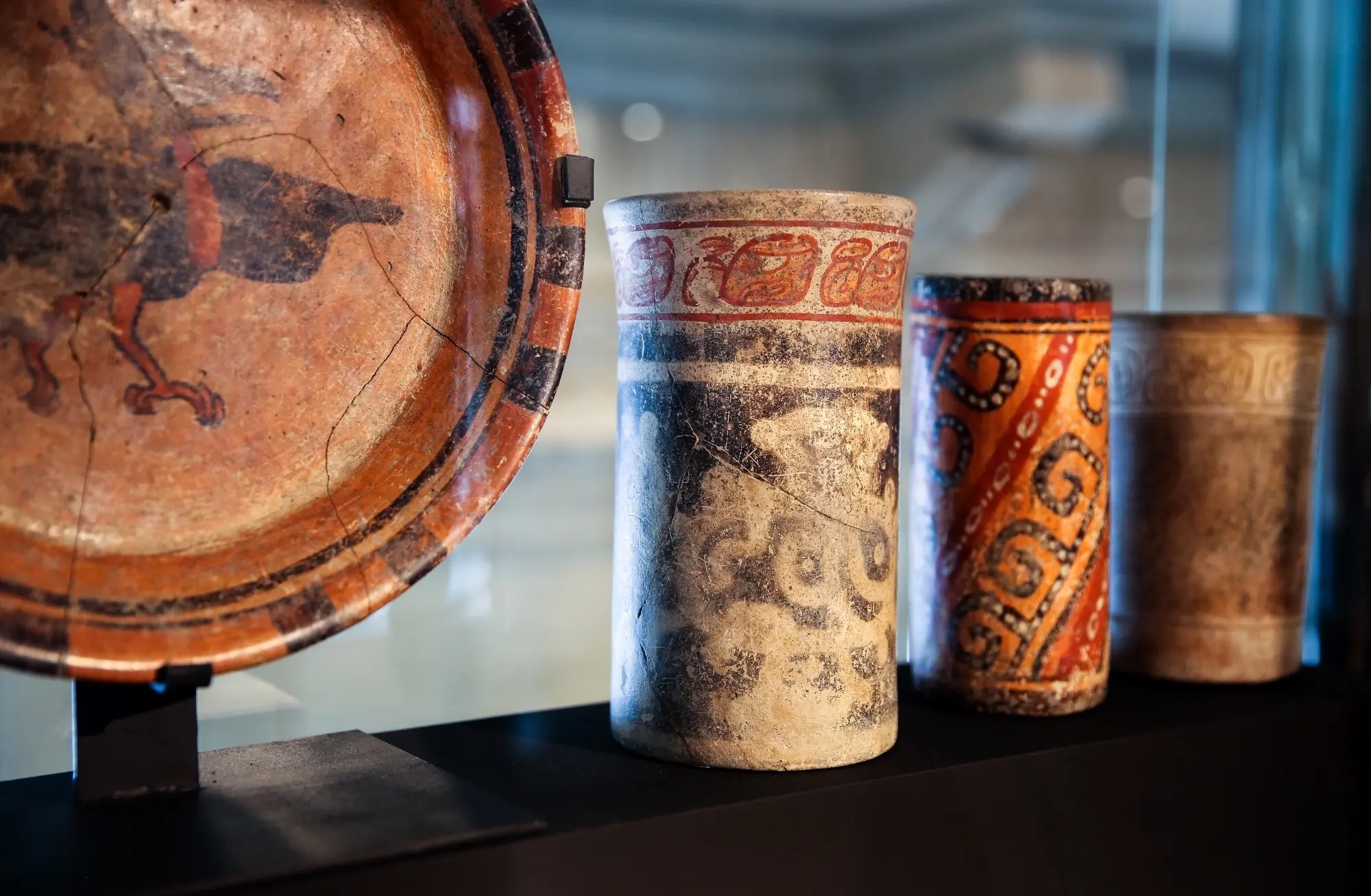 Una obra de arte con motivos mayas, con colores vibrantes y detalles geométricos que reflejan la cultura ancestral.