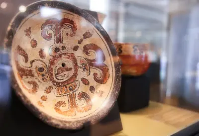 Una obra de arte que presenta motivos y estilos tradicionales mayas, con colores vibrantes y detalles intricados que reflejan la cultura y el arte de la civilización maya.