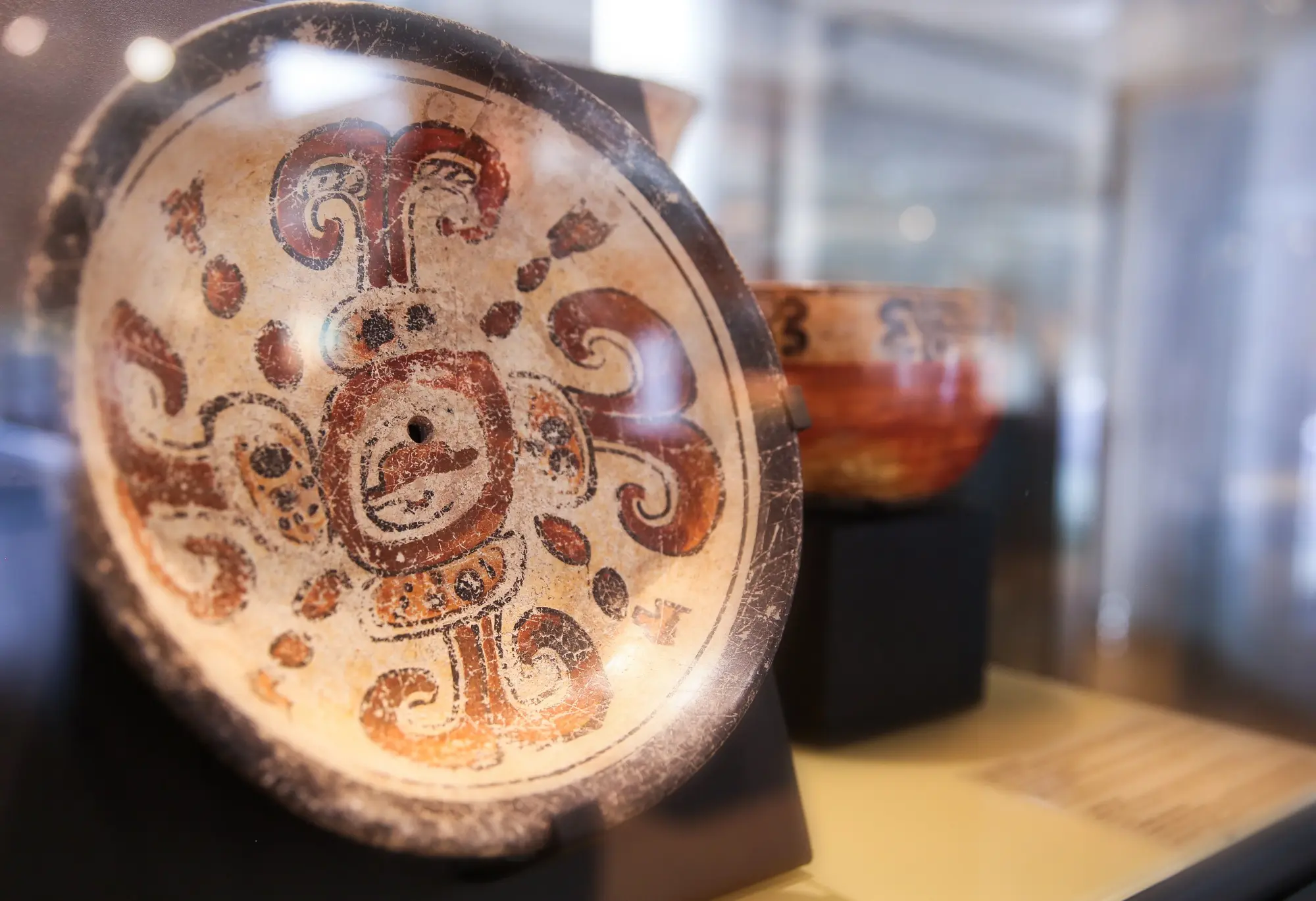 Imagen que muestra una obra de arte con motivos mayas, con colores vibrantes y detalles tradicionales.