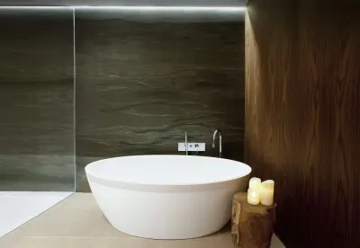 Una lujosa suite dúplex que combina elegancia moderna y comodidad, con mobiliario de diseño y detalles decorativos sofisticados.