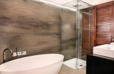 Habitación de lujo con diseño moderno y elegante, con mobiliario de colores neutros y detalles decorativos sofisticados, ideal para una estancia confortable y exclusiva.