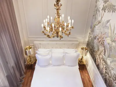 Una lujosa suite dúplex que combina elegancia moderna con detalles sofisticados, ideal para una estancia confortable y exclusiva.