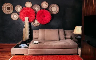Habitación elegante y moderna con decoración en tonos neutros, mobiliario de madera y amplias ventanas que permiten la entrada de luz natural, ideal para una estancia confortable.