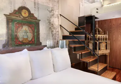 Habitación de lujo con diseño moderno y elegante, que combina tonos neutros y detalles en madera, ofreciendo un ambiente cómodo y sofisticado para los huéspedes.