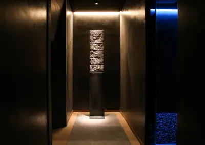 Imagen que muestra un spa con un ambiente relajante, decorado con elementos naturales y colores cálidos que evocan una atmósfera de tranquilidad y bienestar.
