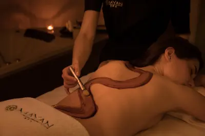 Una imagen que muestra un spa con un diseño inspirado en la cultura maya, con elementos decorativos y una atmósfera relajante.