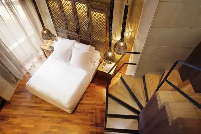 Habitación de lujo con diseño moderno y elegante, equipada con mobiliario contemporáneo y detalles decorativos sofisticados.