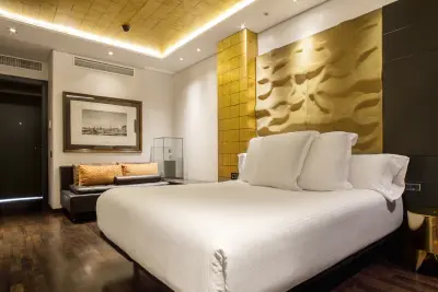 Habitación de hotel con decoración moderna y elegante, con tonos neutros y detalles en madera, que transmite comodidad y estilo contemporáneo.