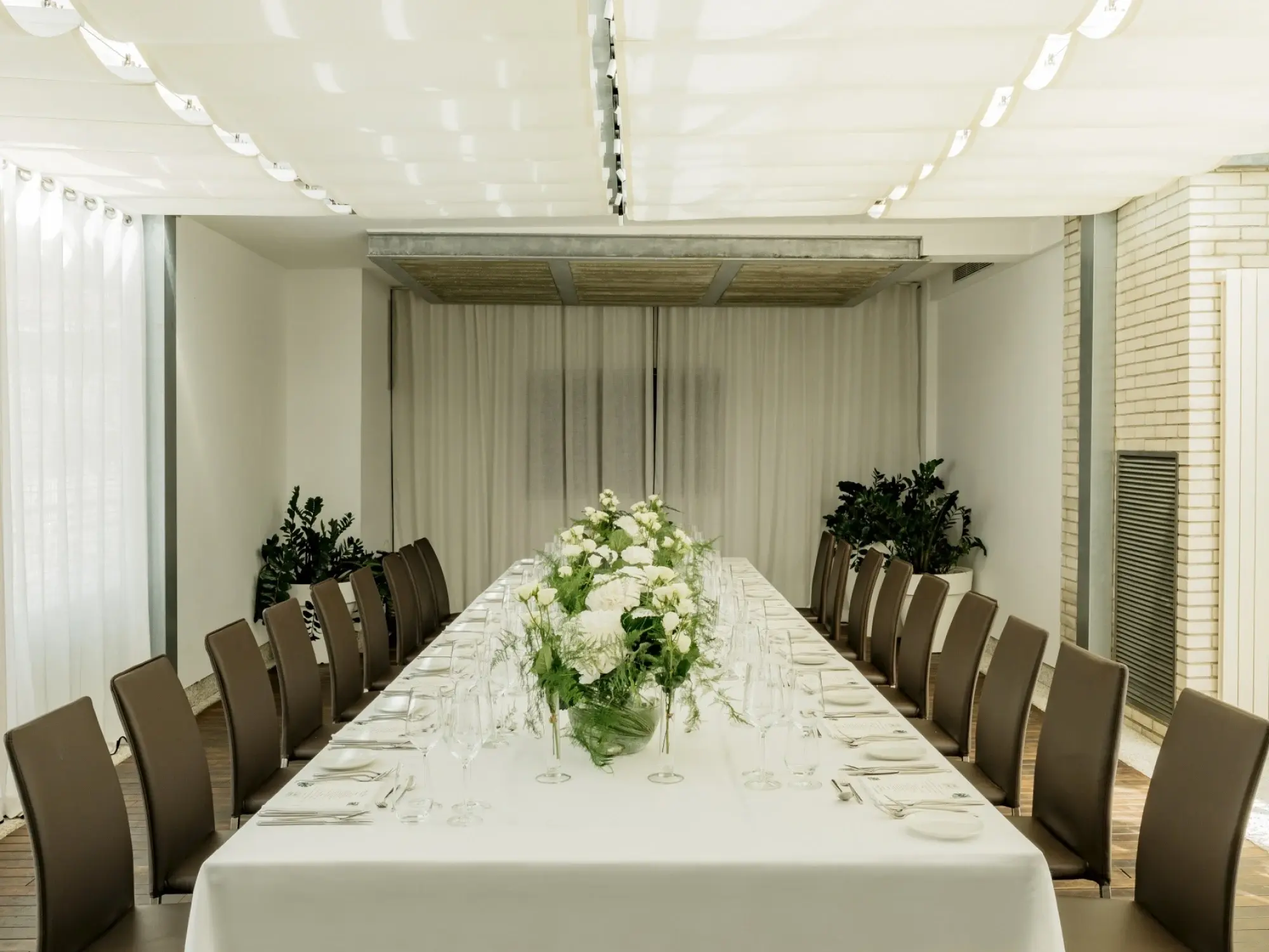 Una imagen que muestra un elegante espacio de banquetes al aire libre rodeado de vegetación, ideal para eventos y celebraciones en un entorno natural y sofisticado.