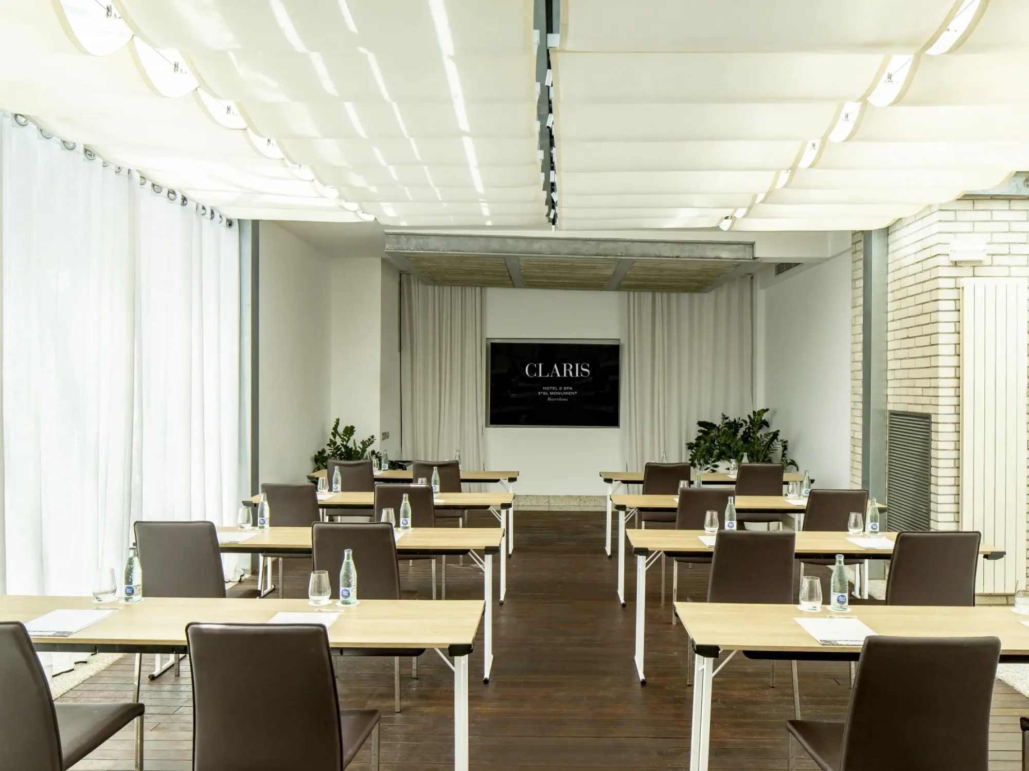 Sala de reuniones en el piso superior del hotel con acceso directo a la terraza.