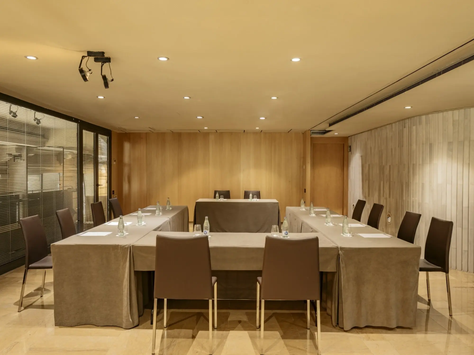 Imagen que muestra un espacio interior moderno con mobiliario de diseño minimalista y colores neutros, ideal para un ambiente de museo o galería en un hotel.