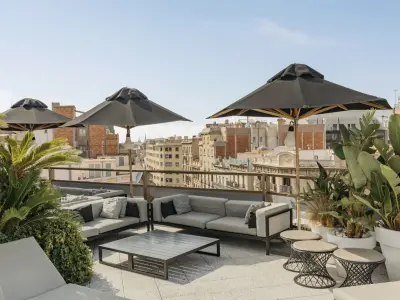Una piscina moderna con borde de piedra y agua cristalina, ideal para relajarse en un entorno lujoso y tranquilo.