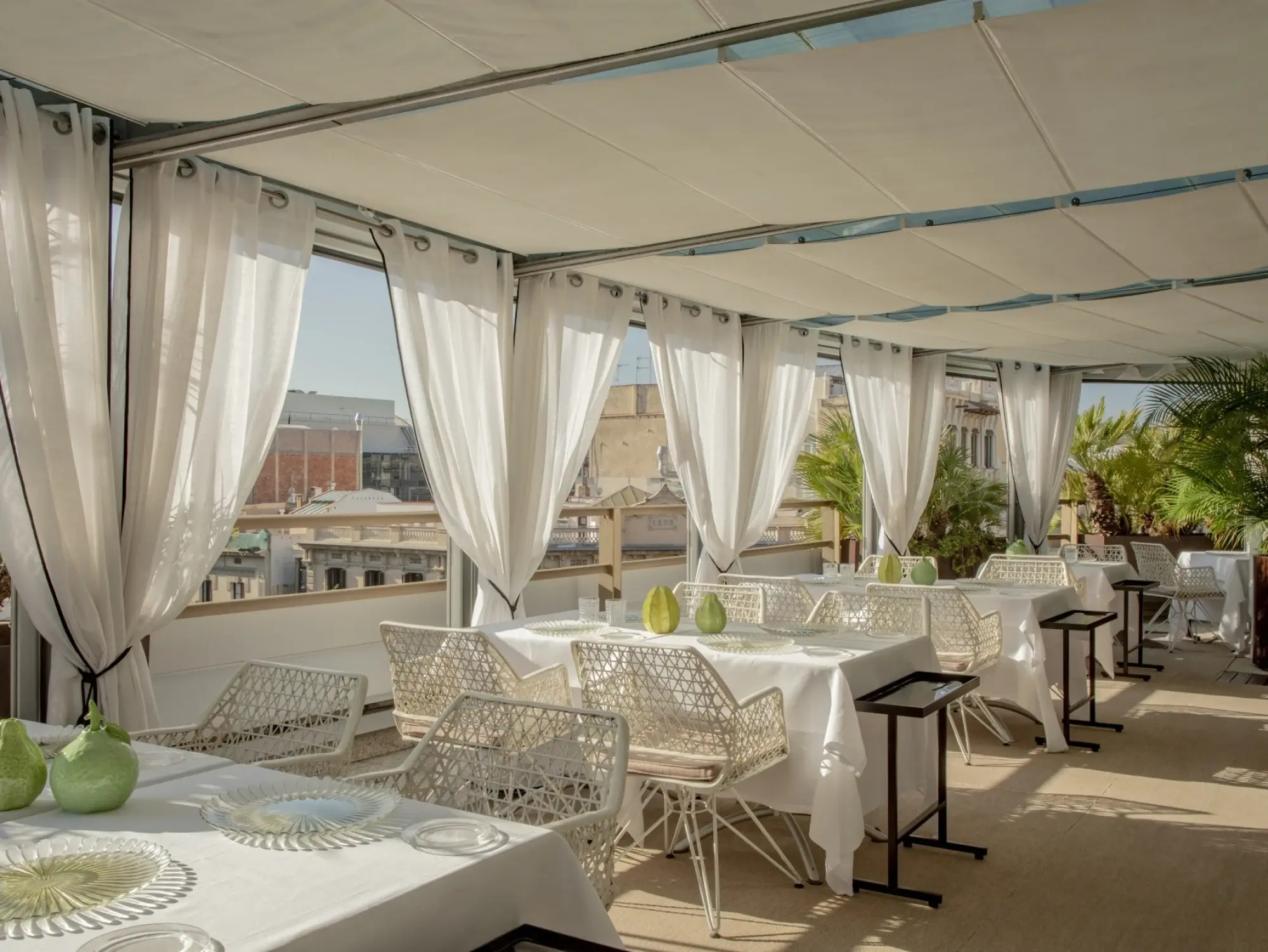 Imagen del restaurante La Terraza mostrando un ambiente moderno y elegante con mobiliario de diseño contemporáneo y una iluminación cálida que crea un ambiente acogedor.