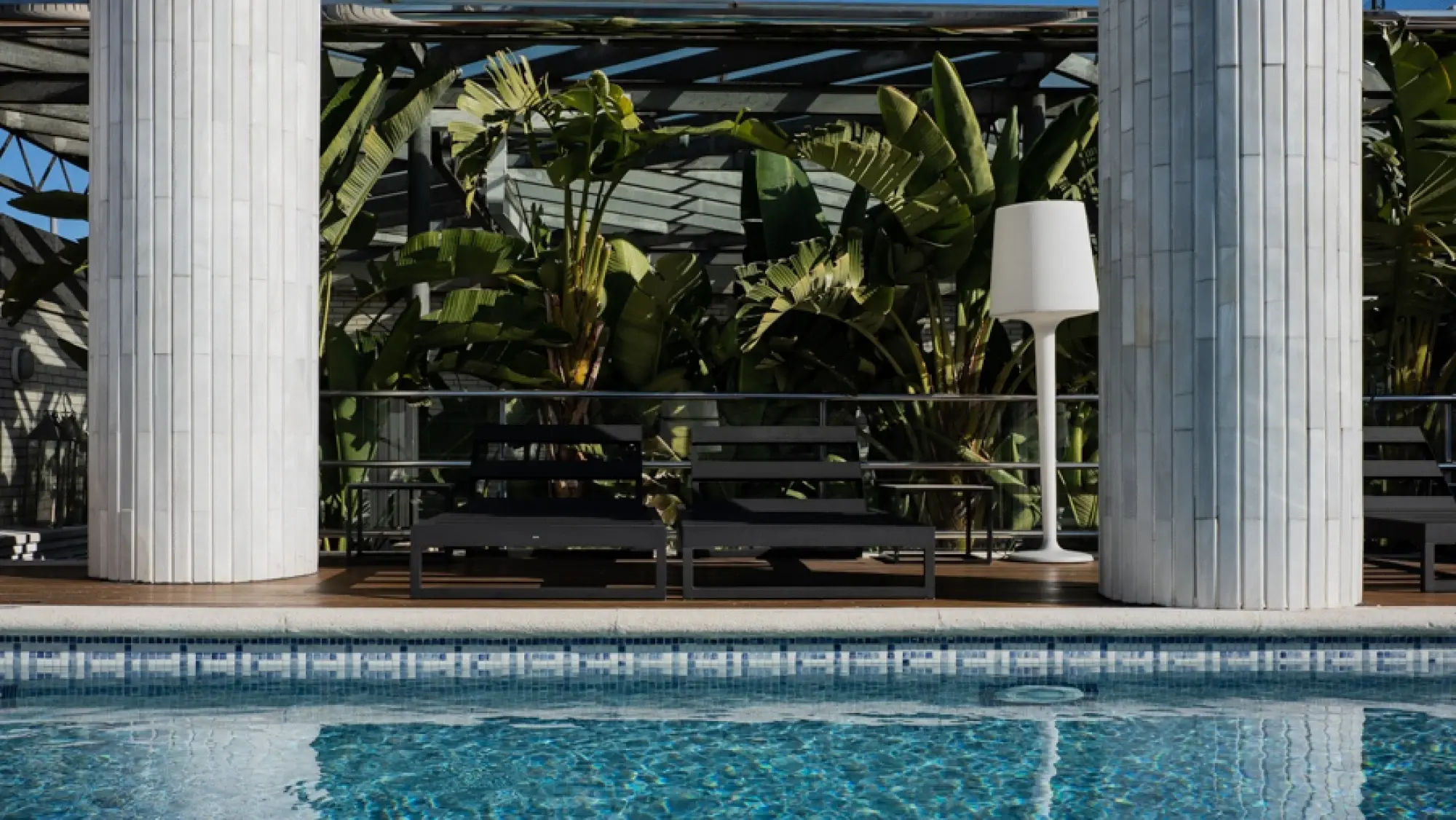 Una vista de una terraza elegante con mobiliario moderno y vistas panorámicas, ideal para disfrutar de un ambiente relajado y sofisticado.
