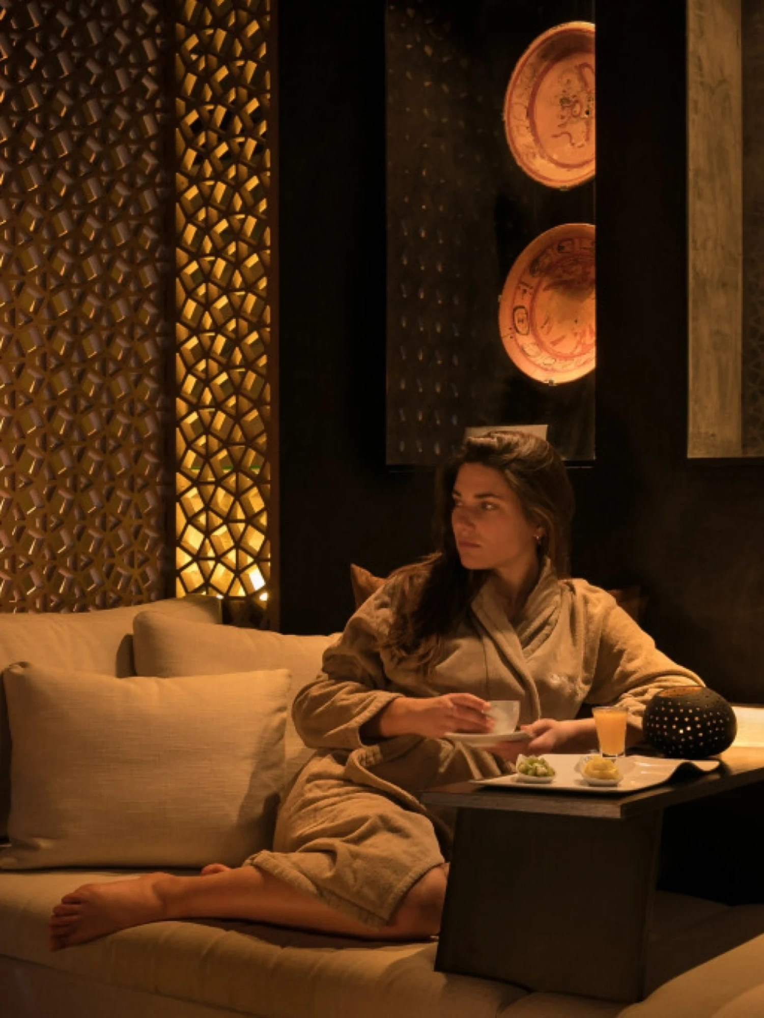 Imagen que muestra un ambiente de spa con decoración inspirada en la cultura maya, con tonos cálidos y detalles que evocan tranquilidad y relajación.