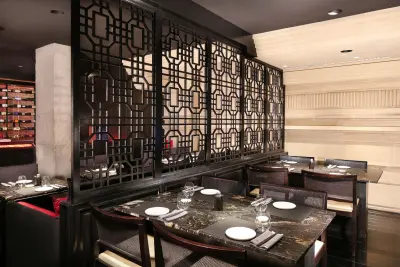 Una imagen que muestra un plato de comida en un restaurante, con presentación cuidada y detalles que sugieren un ambiente de comida asiática.