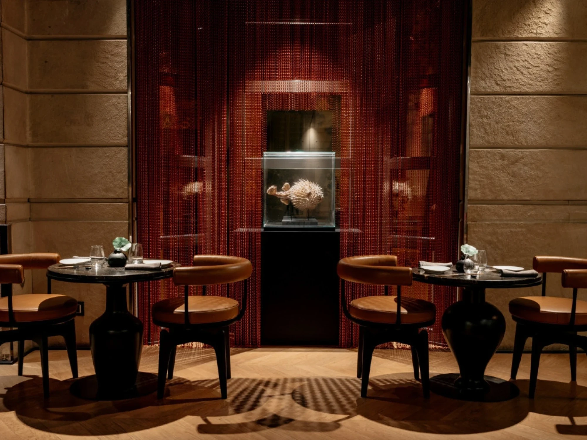 Imagen del interior de un restaurante de sushi y robata, con un ambiente moderno y elegante, destacando detalles en madera y una iluminación cálida.