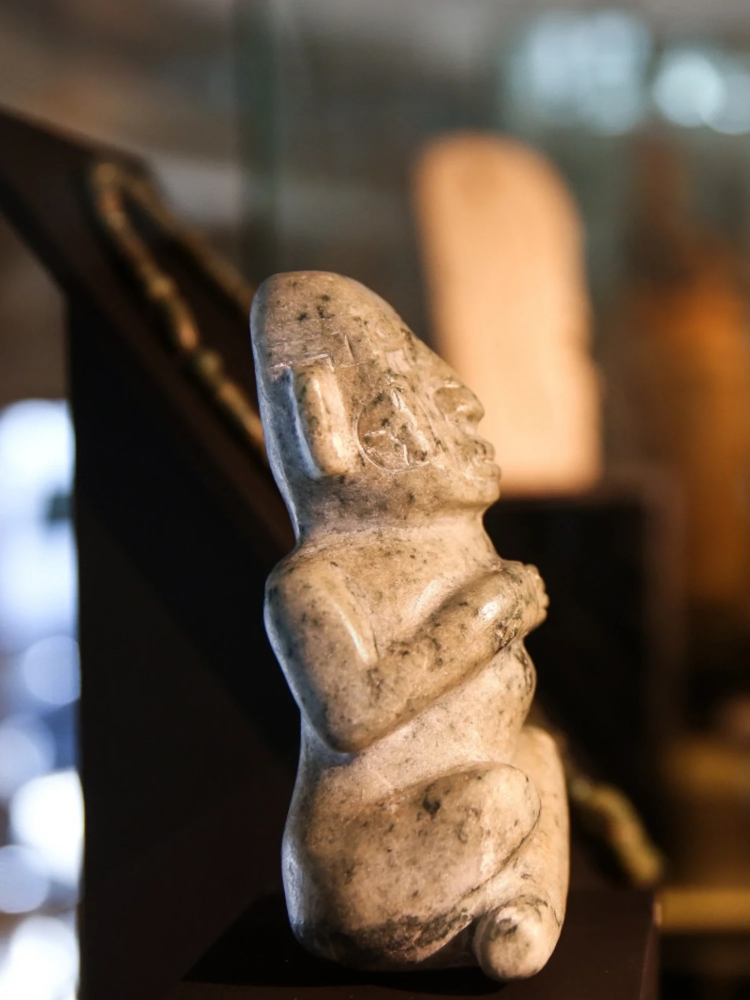Una colección de piezas de arte decorativas, con estilos variados y colores vibrantes, que aportan un toque artístico y sofisticado al espacio.