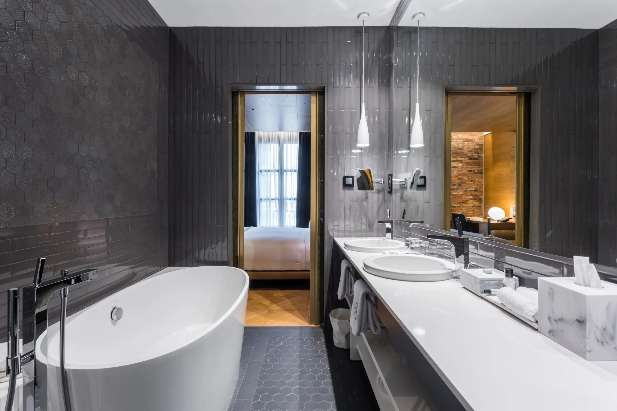 MH SUITE BATHROOM 851048