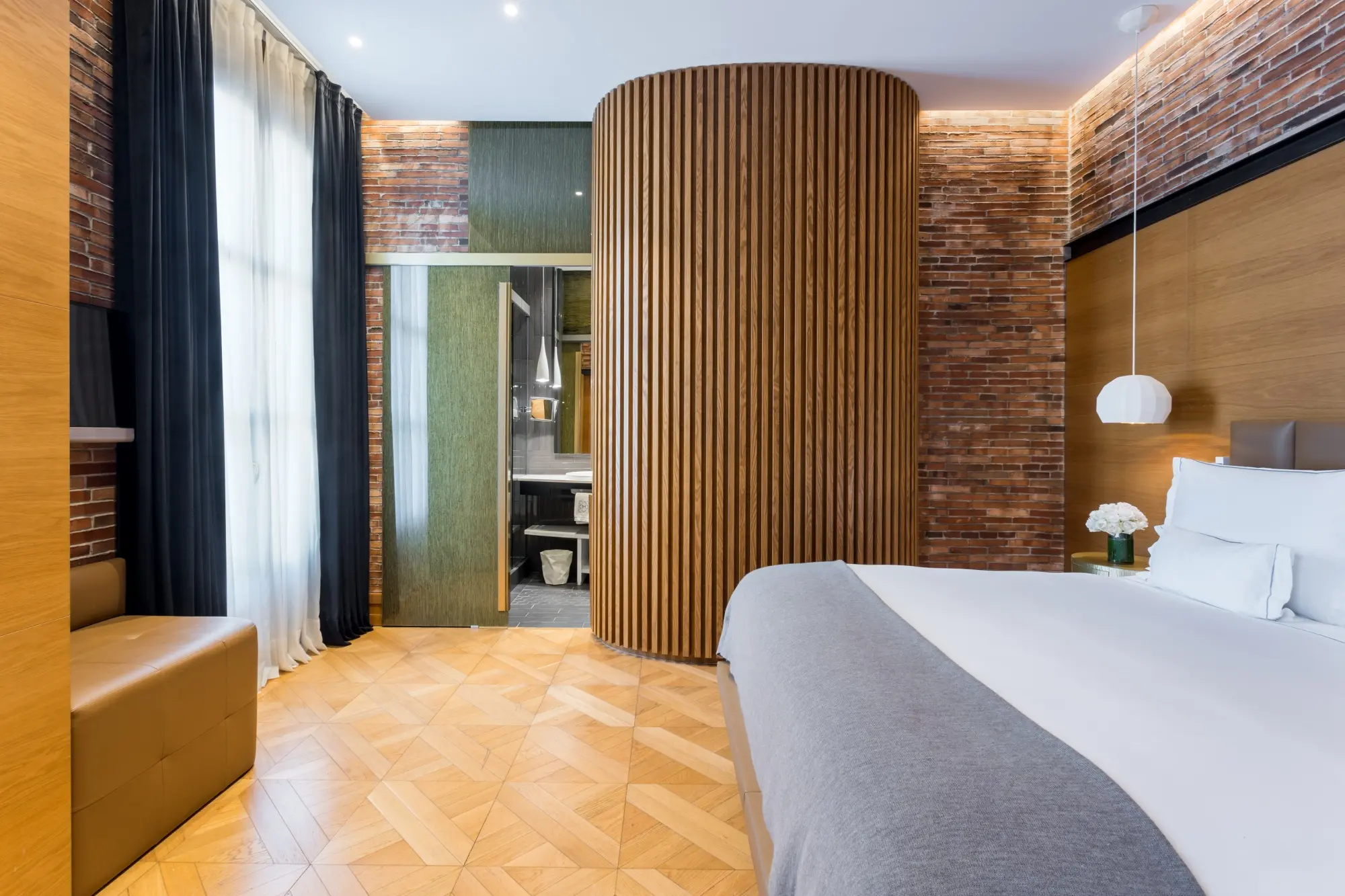 MH SUITE PG 851017