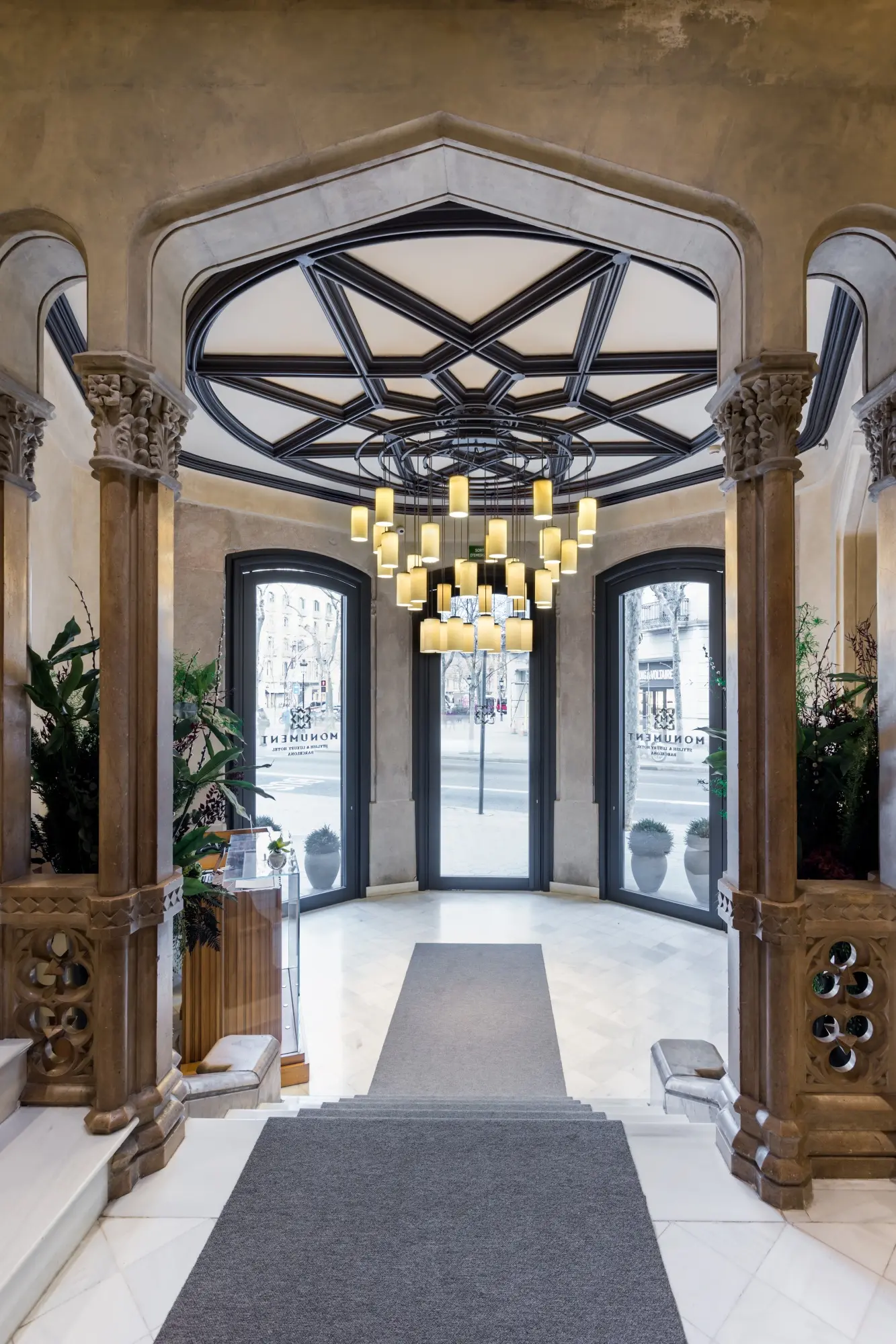 MONUMENT HOTEL 851149