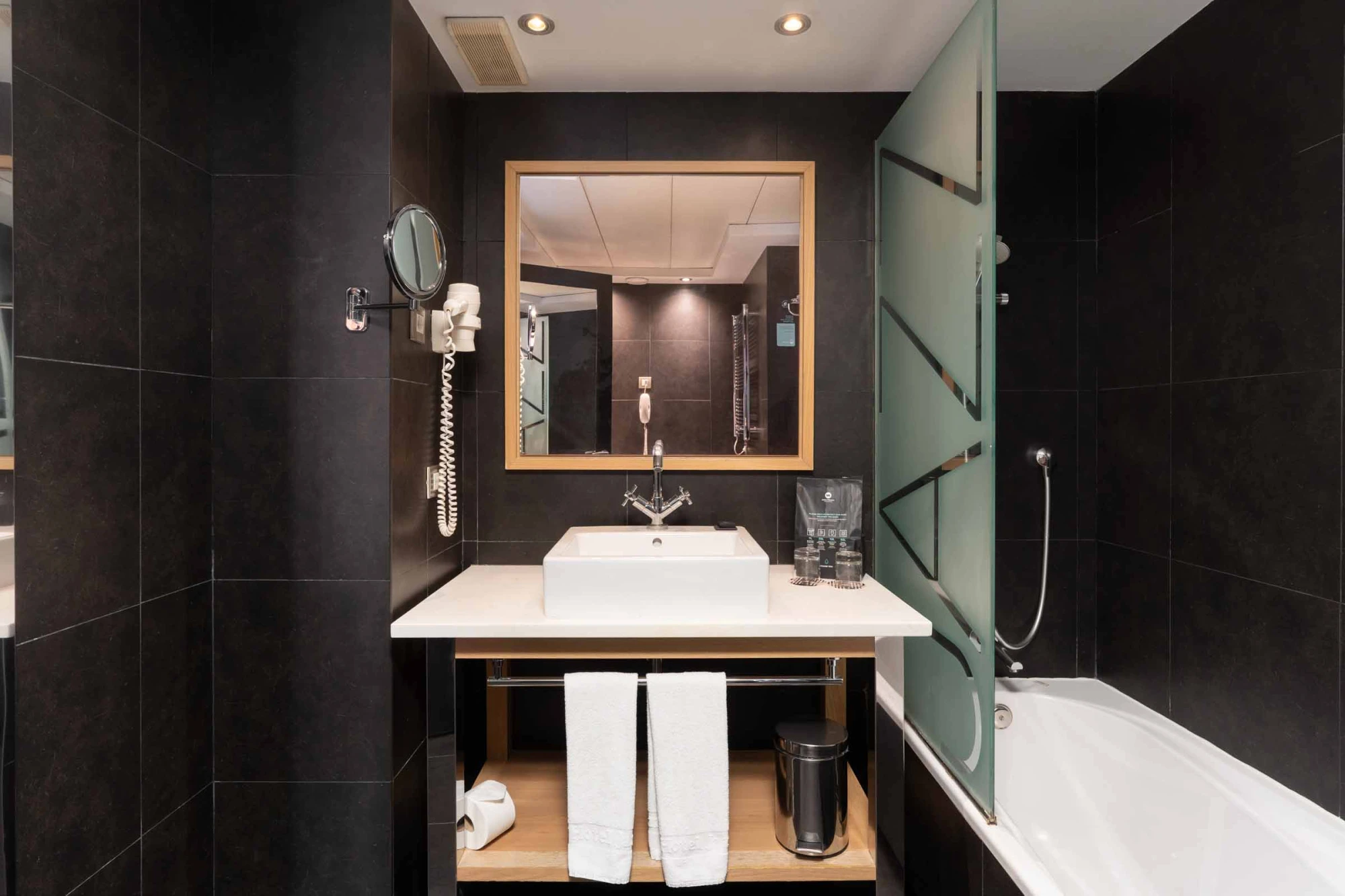 Baño - Habitación Doble | Hotel Jazz